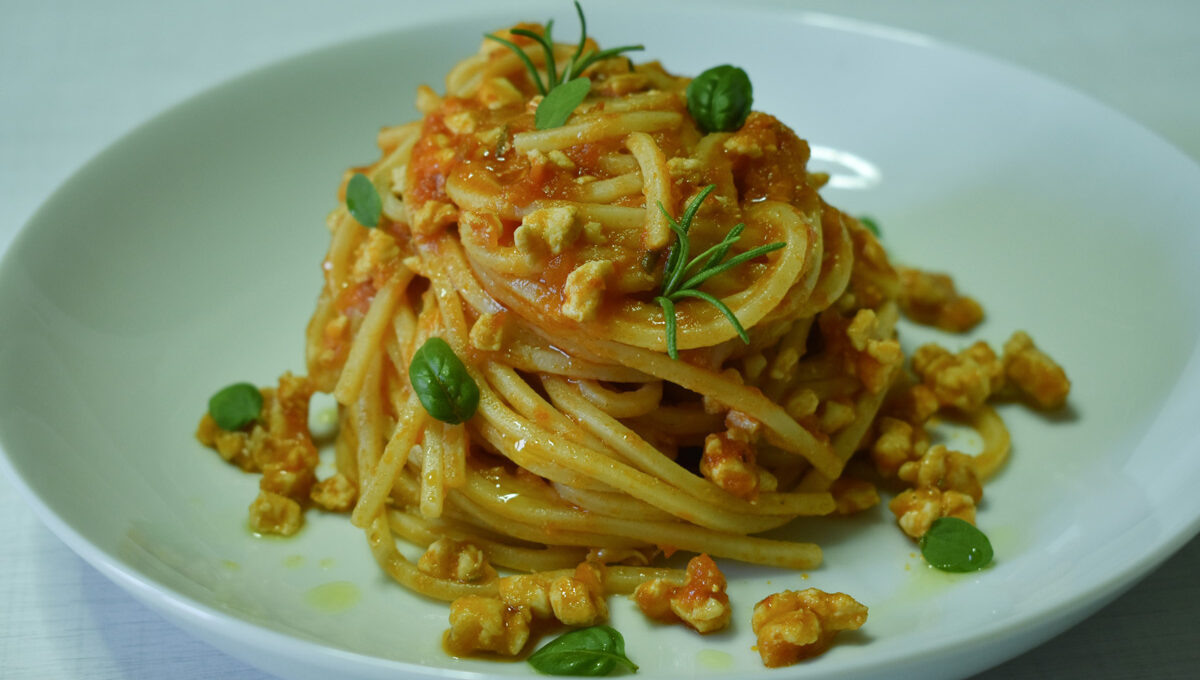 Spaghetti al ragù di pollo ed erbe aromatiche | Ricetta